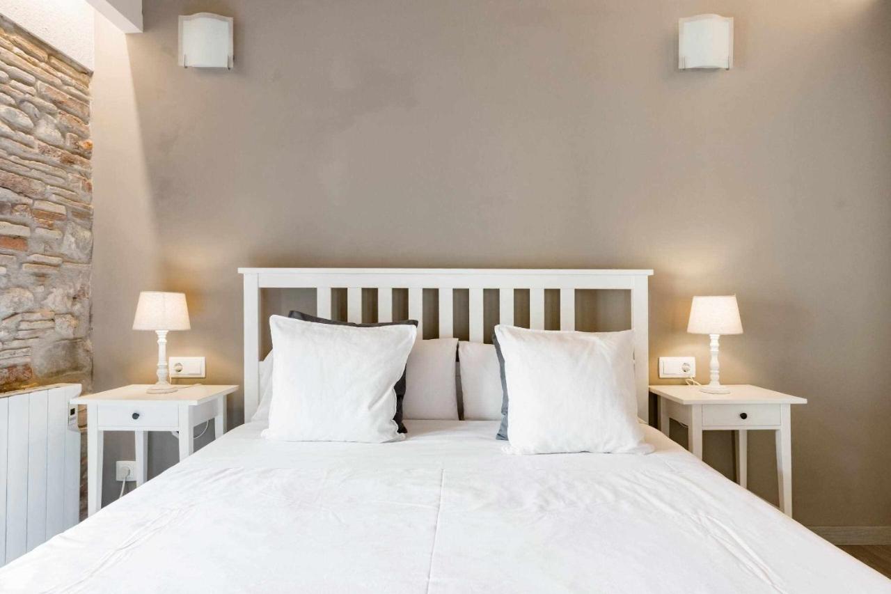 Revitalized Apartment In Historical Building Girona Esterno foto