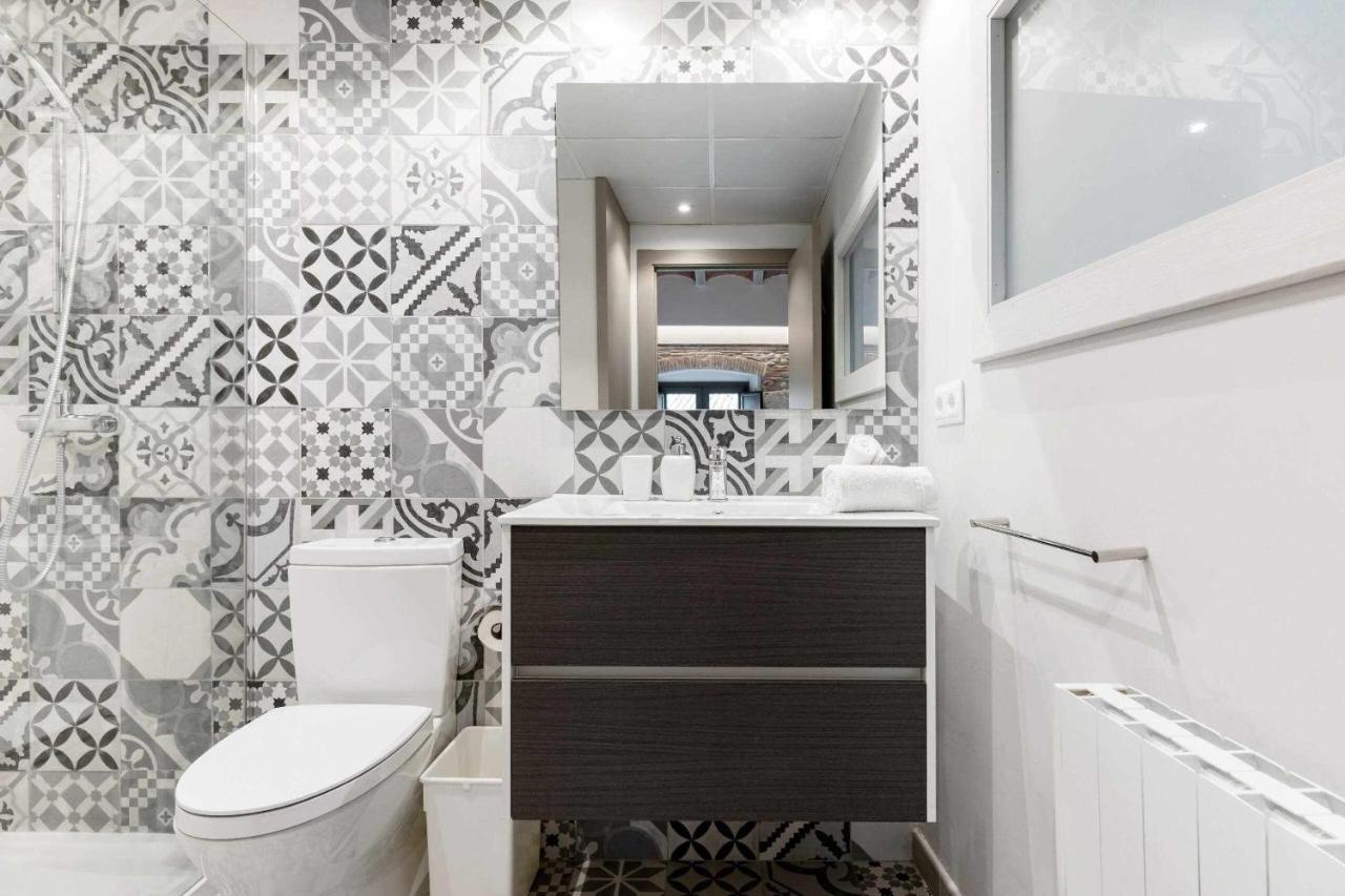 Revitalized Apartment In Historical Building Girona Esterno foto