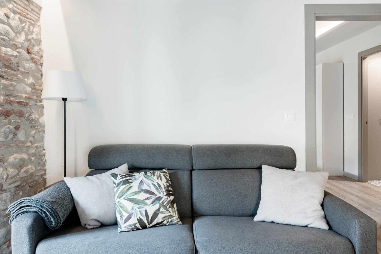 Revitalized Apartment In Historical Building Girona Esterno foto