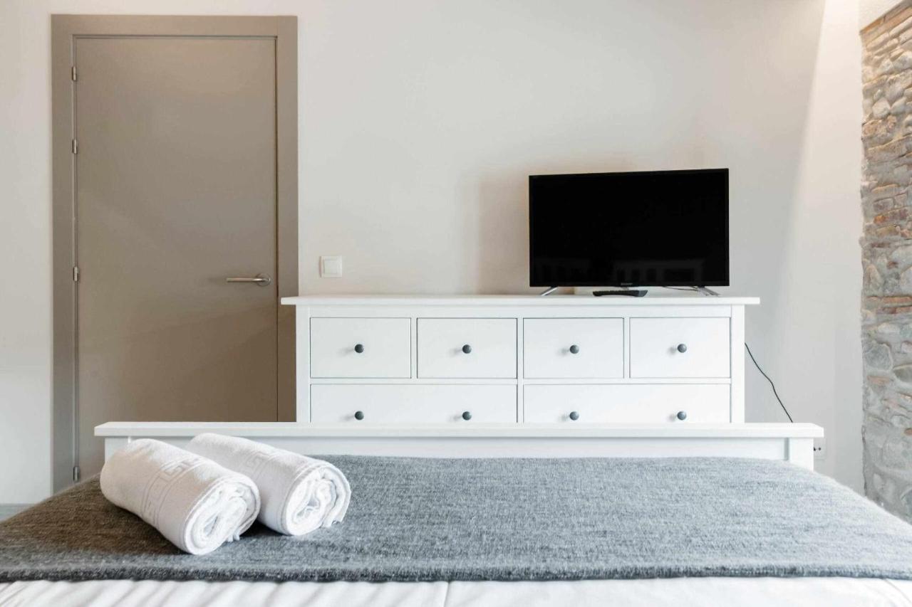 Revitalized Apartment In Historical Building Girona Esterno foto