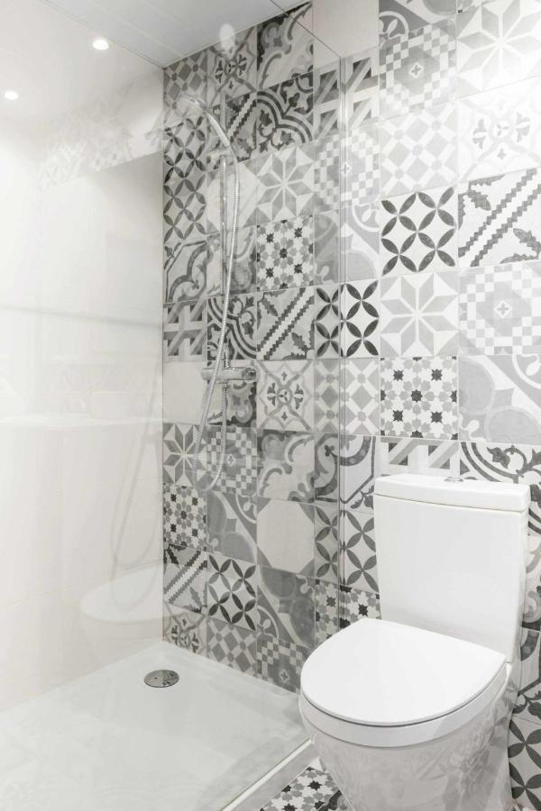 Revitalized Apartment In Historical Building Girona Esterno foto