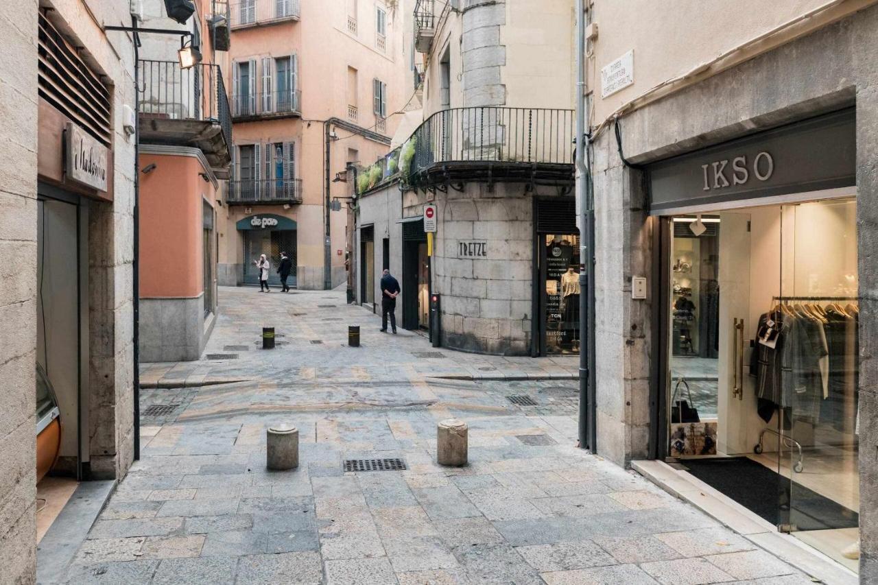 Revitalized Apartment In Historical Building Girona Esterno foto