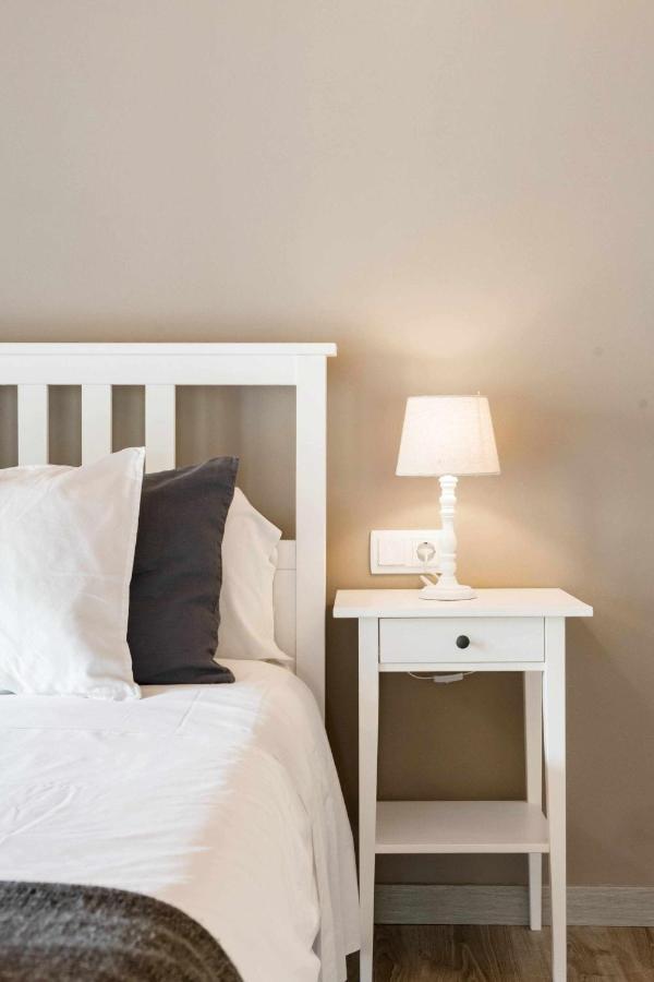 Revitalized Apartment In Historical Building Girona Esterno foto