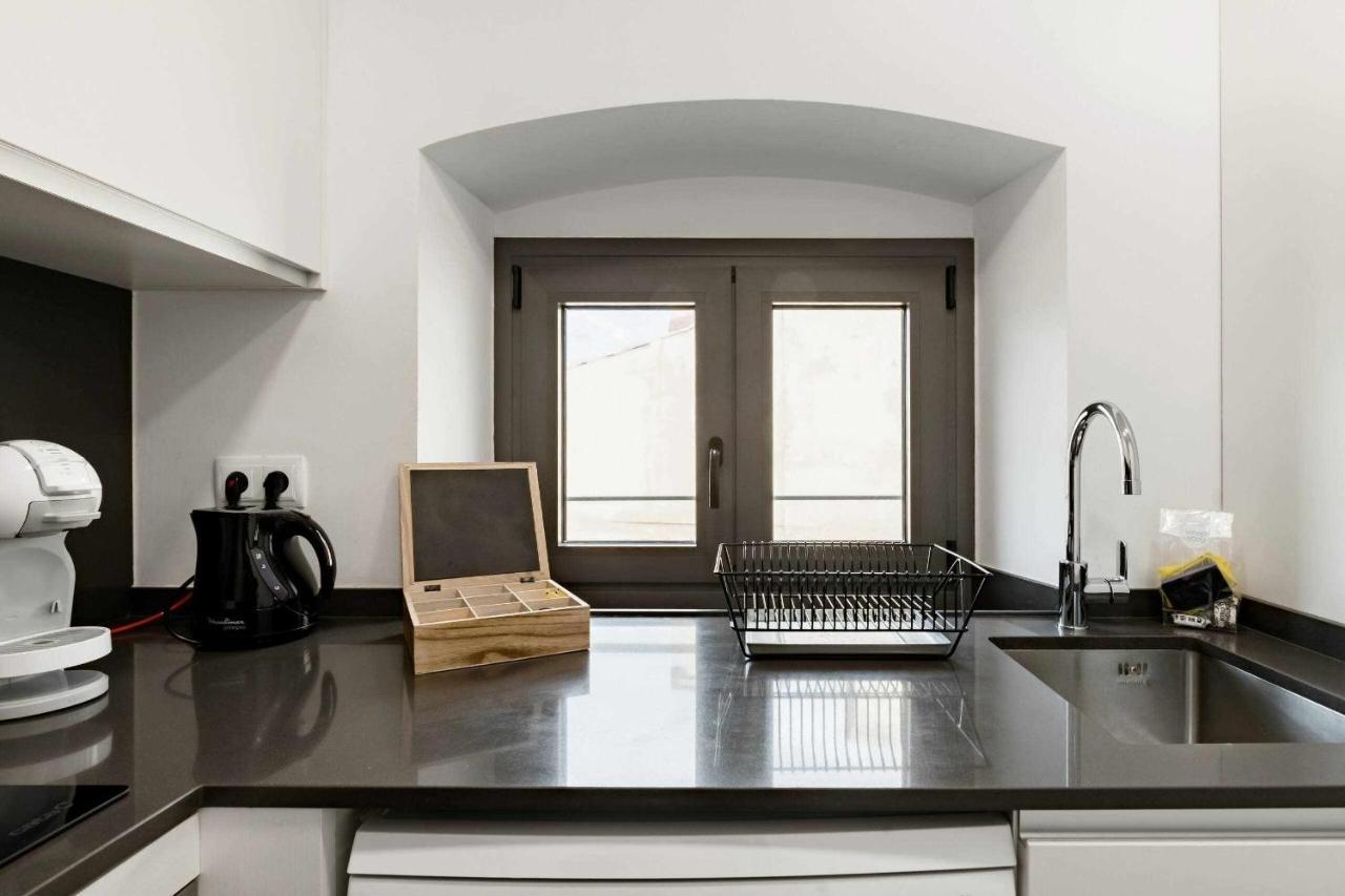 Revitalized Apartment In Historical Building Girona Esterno foto